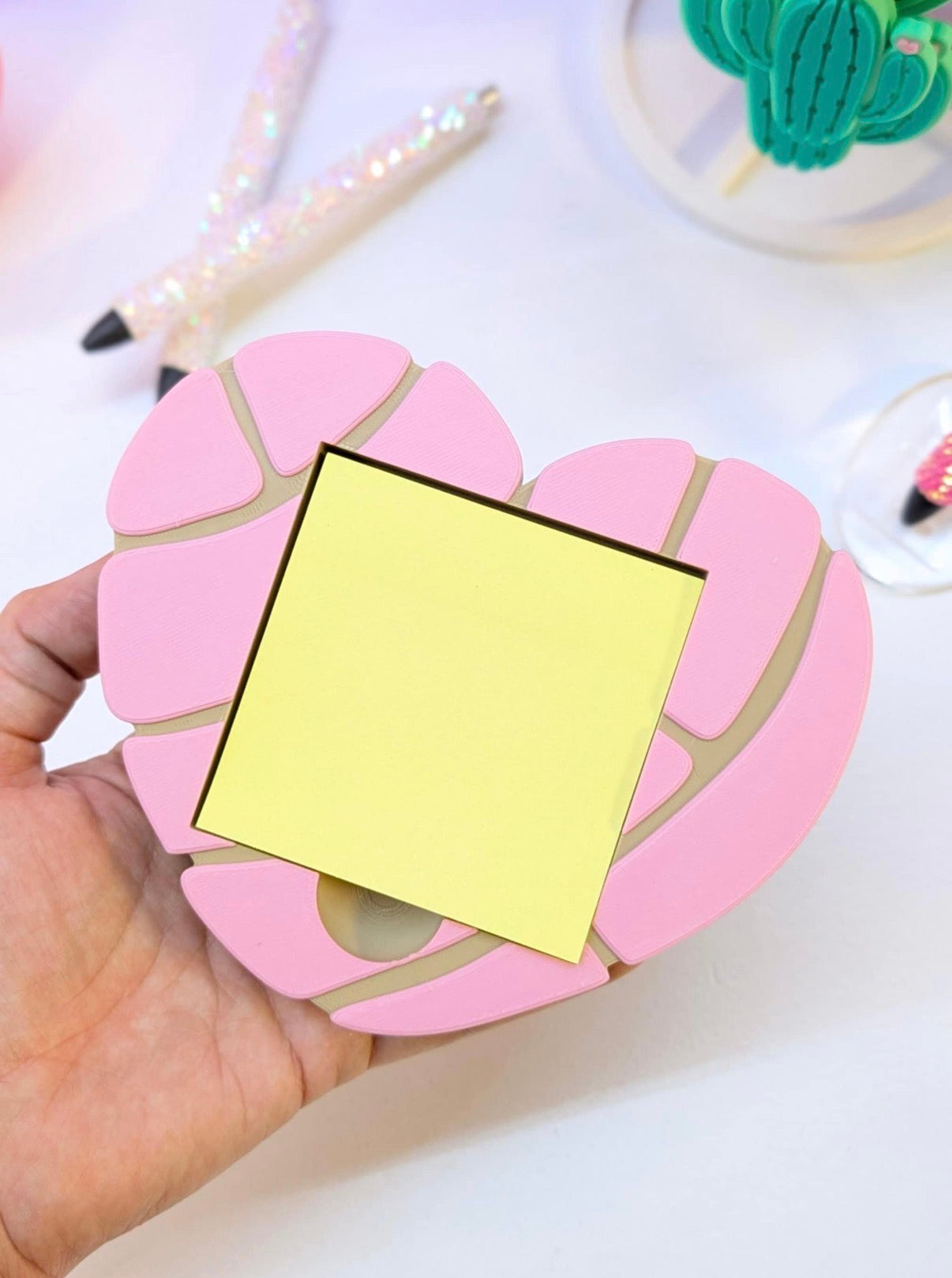 Concha heart sticky note holder